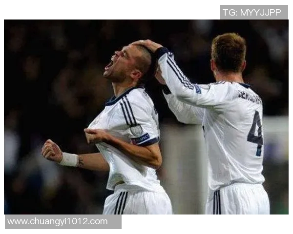 双手摸头足球明星的独特魅力与精彩瞬间回顾