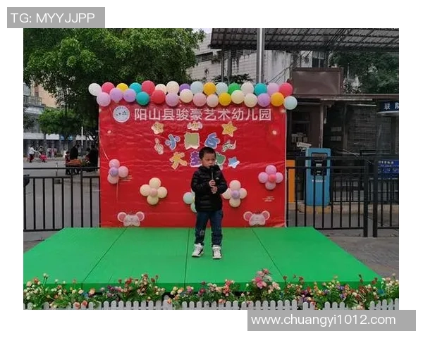 小小球星的梦想舞台幼儿足球明星海报展现童年激情与活力